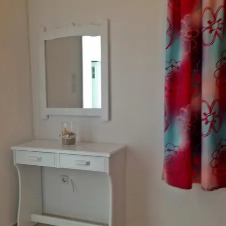 Papanikola House 2 *